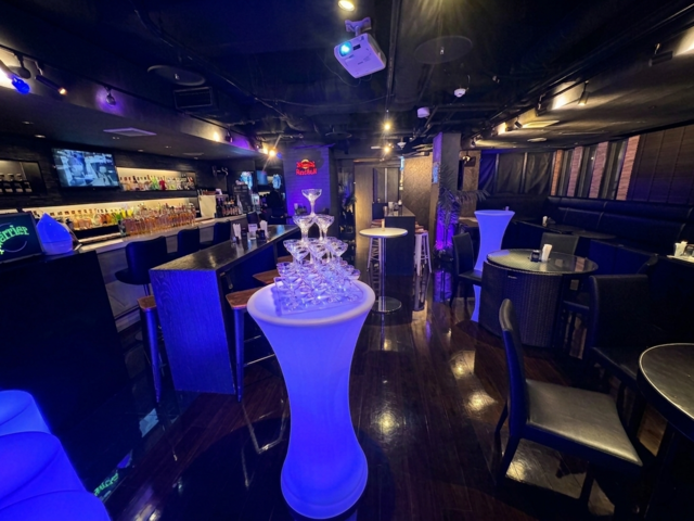 ANELA GARDEN～party space & bar～の会場メイン画像-最大～80名様対応可能な広々としたバータイプの会場です♪