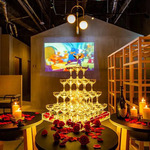 THE BARKの料金プランメイン画像-公園のような広々とした店内には大型プロジェクターも完備