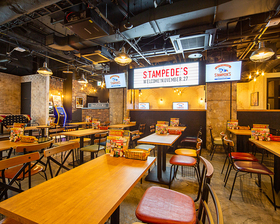 The wedding house Stampede’s（スタンピーズ）のフロア1のメイン画像-オールドアメリカンをイメージした広々空間！