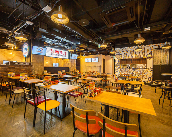 The wedding house Stampede’s（スタンピーズ）の料理・施設等のイメージ画像3-メインホール【着席/最大80名】