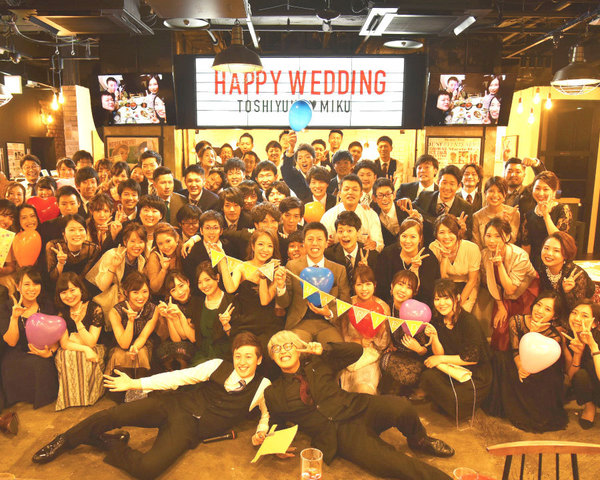 The wedding house Stampede’s（スタンピーズ）の会場内イメージ10枚目-オリジナル大型看板で集合写真！