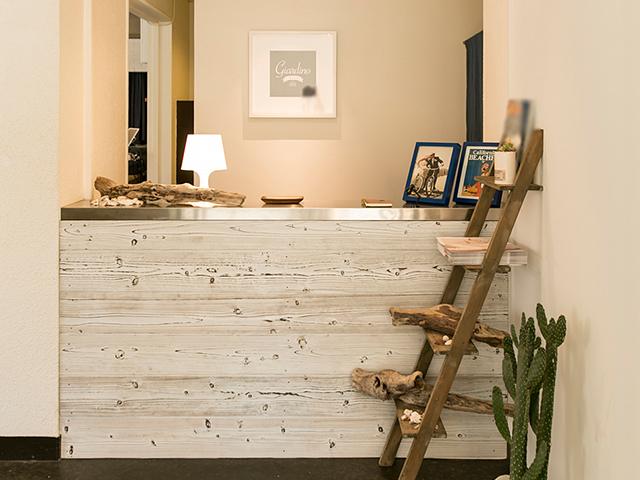 ジャルディーノ リンシエメ【Giardino L’INSIEME】の会場内イメージ9枚目-受付スペースも西海岸スタイルで