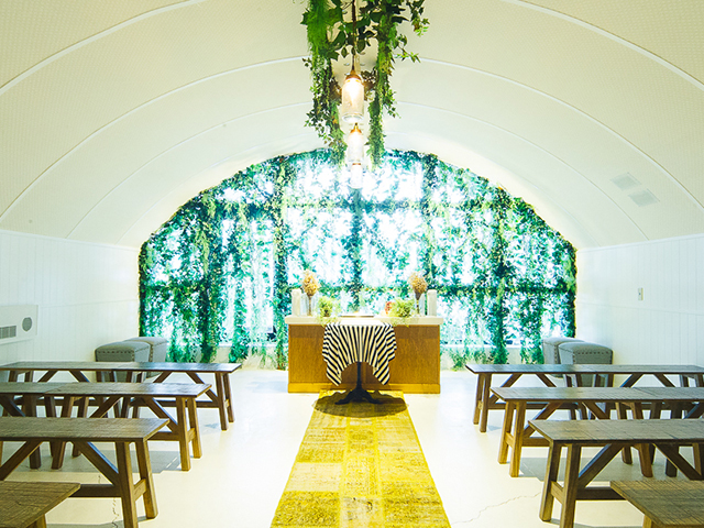 一棟貸切レストラン イカリヤ ウエディング【IKARIYA WEDDING】の会場内イメージ9枚目-白とグリーンに包まれるチャペル
