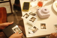 kobe cafe style Azzurroのパーティーシーン-チェキなどのアイテムも