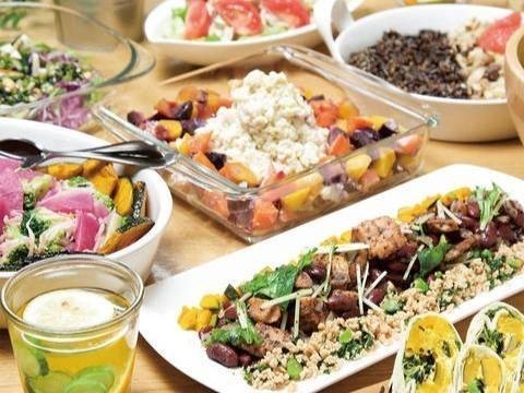 Bougnat Bougnat CAFE & BISTROT ～ブーニャ ブーニャ～の【5,000円でこのボリューム!!】全7品にデザートを木箱に盛付、2時間飲み放題、無料ゲーム付プラン