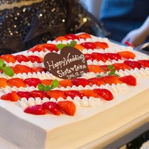 鴨川を眺めるウエディング SMILE GARDENのアットホーム感-【季節のフルーツをふんだんに使ったウェディングケーキ】