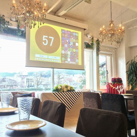 鴨川を眺めるウエディング SMILE GARDENの料理・施設等のイメージ画像4-電動スクリーン