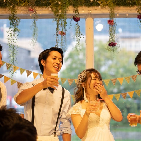 鴨川を眺めるウエディング SMILE GARDENの会場内イメージ4枚目-四季を感じられる解放感ある大きな窓