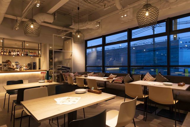 ピッツェリアアンドトラットリア アイドリック【Pizzeria＆Trattoria idyllic】の会場内イメージ6枚目-2階メインフロアー階段向い右側