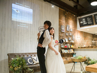 リンシエメ【L’INSIEME -CAFE&BREAD-】のレイアウト・会場-壁一面の大画面スクリーン