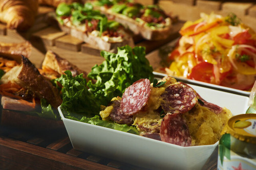 THE LIVELY OSAKA HONMACHIの5,500円カジュアルプラン【ビュッフェ10品＋飲み放題＋無料ゲーム付】