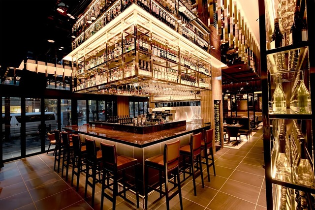 Serafina NEW YORK 赤坂の会場メイン画像-店内中央にそびえる優雅で特別感のあるバーカウンター