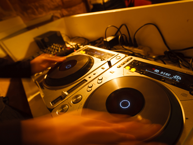 Rilly Banquet 貸切ウエディング会場の料理・施設等のイメージ画像9-3階はDJブースを完備！