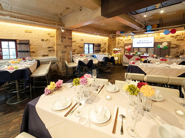 Rilly Banquet 貸切ウエディング会場の会場内イメージ1枚目-3階会場は着席70名様、立食100名様までご利用可能。