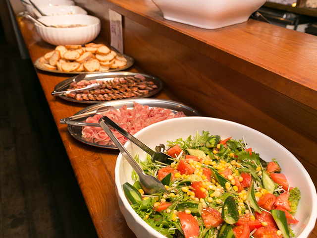 イタリアンバル ROMANOの料理・施設等のイメージ画像3-お料理はビュッフェ形式でお好みをどうぞ