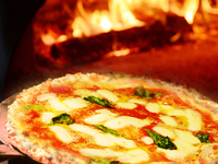 スタンダードプランからは薪窯で焼き上げるピッツァが食べ放題！