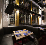 hills ～貸切中華レストラン～の拘りの店内-ベンチシートのお席もご用意