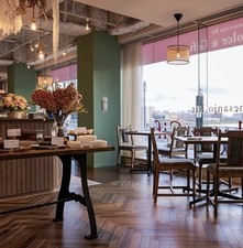 Tsubamesanjo Bit Dolce ＆ Giftのフロア1のメイン画像-木の温もり溢れる店内です。20名～貸切対応致します。