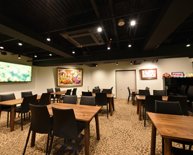 WEDDING PARTY Procida－プロチダ－のフロア1のメイン画像-広々ステージ・85インチの大型モニター・ピアノを完備。